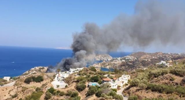 Κρήτη: Φωτιά σε τουριστική περιοχή - Δείτε βίντεο και φωτογραφίες