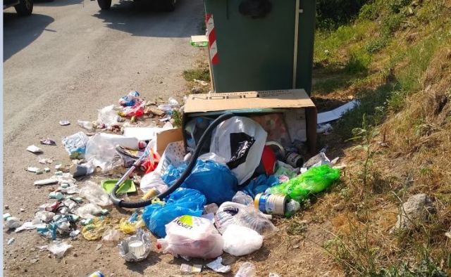Eστία μόλυνσης τα σκουπίδια στο Ρεγγίνι Λοκρίδας