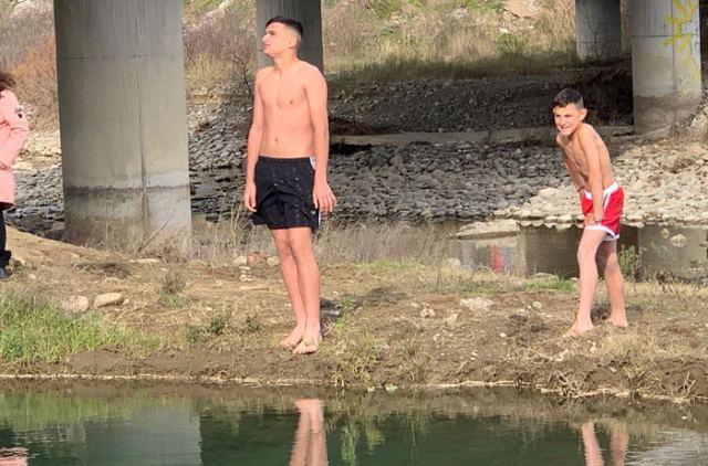 Θεοφάνεια 2020: Δύο μαθητές βούτηξαν στα παγωμένα νερά του Σπερχειού