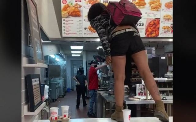 Η στιγμή που γυναίκα ουρλιάζει «πεινάω!» σε εστιατόριο και απειλεί να μαχαιρώσει την υπάλληλο