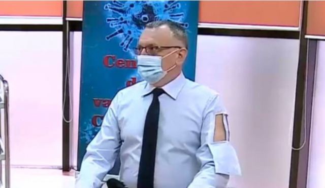 Ρουμάνος υπουργός πήγε να εμβολιαστεί με πουκάμισο βγαλμένο από το &quot;ΑΜΑΝ Telemarketing&quot;