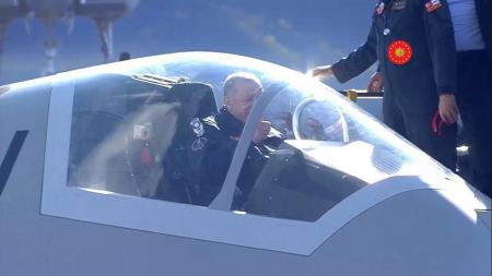 Με μπουφάν πιλότου ο Ερντογάν παρουσίασε το τουρκικό μαχητικό πέμπτης γενιάς – Μπήκε στο πιλοτήριο