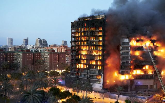 Φωτιά στη Βαλένθια: Καίει ακόμη ο 14όροφος πύργος - Αρκετοί οι αγνoούμενοι