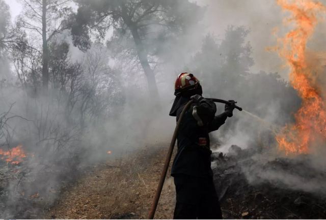Κύπρος: Φωτιά στο Πέρα Πεδί Λεμεσού - Απειλούνται σπίτια