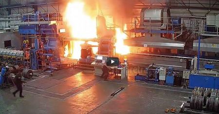 Η φωτιά σε εργοστάσιο αλουμινίου που κάνει τον γύρο του διαδικτύου - «Viral» ένα χρόνο μετά