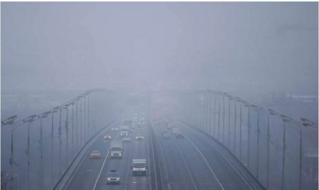 Φονική ομίχλη στην Ολλανδία: Καραμπόλα με δυο νεκρούς – Προβλήματα στο αεροδρόμιο του Αϊντχόβεν