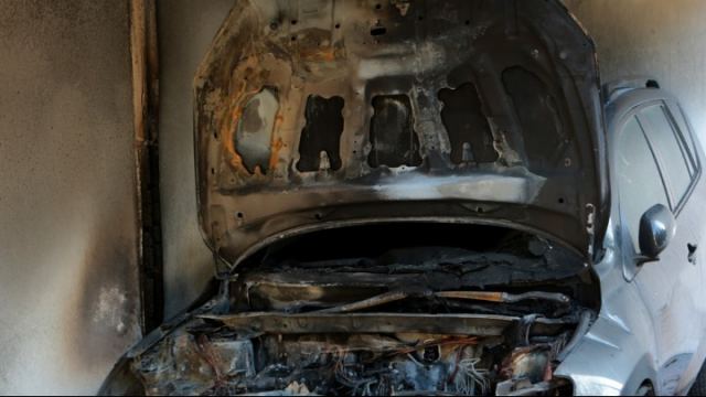 Παραδόθηκαν στις φλόγες τέσσερα οχήματα της ΕΥΑΘ