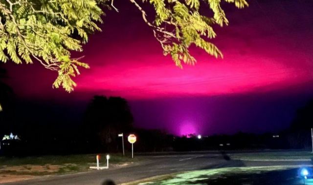 Aυστραλία: Η απόκοσμη ροζ λάμψη στον ουρανό δεν ήταν τελικά εισβολή εξωγήινων...