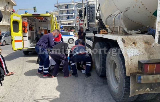 Σοκαριστικό τροχαίο στη Λαμία - Μπετονιέρα πήρε από κάτω γυναίκα με μηχανάκι (ΒΙΝΤΕΟ-ΦΩΤΟ)