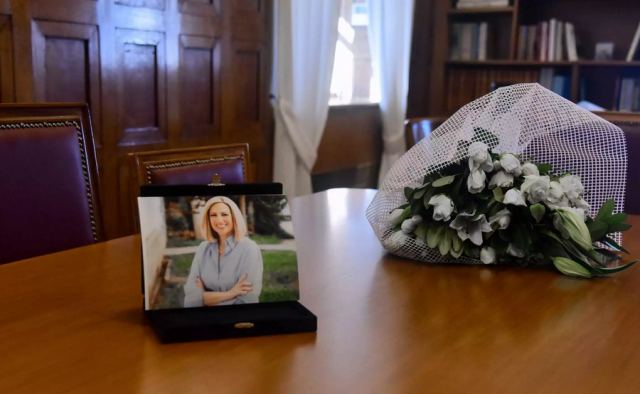 Φώφη Γεννηματά: Πλημμύρισε λουλούδια το γραφείο της στην Βουλή - Μεσίστιες οι σημαίες την Τετάρτη