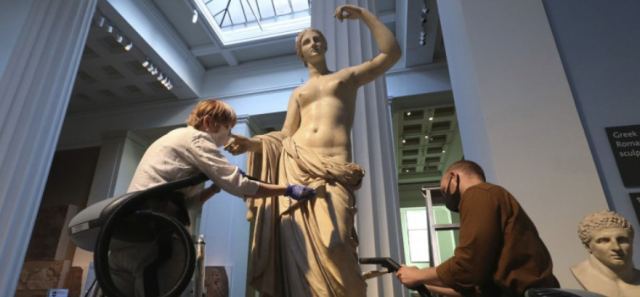 Βρετανικό Μουσείο: Αφησαν τα αγάλματα μέσα στη σκόνη -Καθαρίζουν επί τρεις εβδομάδες για να ανοίξουν [εικόνες]