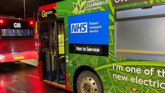 Κορωνοϊός - Βρετανία: Μετατρέπουν λεωφορεία σε ασθενοφόρα για να μεταφέρουν ασθενείς