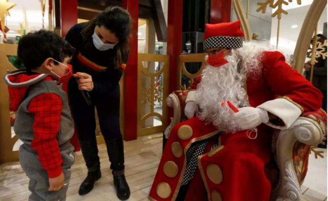 ΠΟΥ: Μάσκα στις οικογενειακές συγκεντρώσεις Χριστούγεννα και Πρωτοχρονιά αλλιώς έρχεται τρίτο κύμα