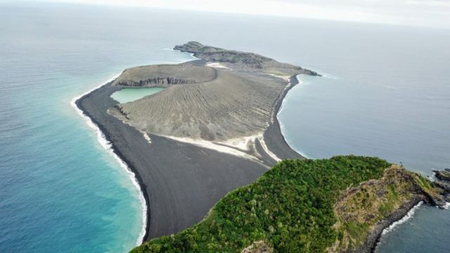 Νησί που ξεπετάχτηκε το 2015 εξερευνήθηκε για πρώτη φορά! (pics)