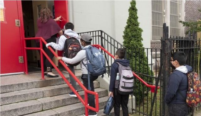 Η Νέα Υόρκη κλείνει όλα τα δημόσια σχολεία καθώς τα κρούσματα κορωνοϊού αυξάνονται