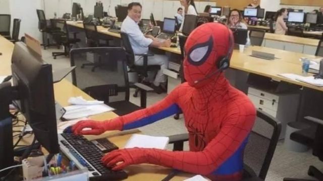 Παραιτήθηκε από την τράπεζα και πήγε ντυμένος Spider-Man