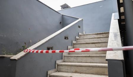 Φρίκη στη Βαρβάκειο: Άγνωστος πήγε πάνω από το γεμάτο αίματα πτώμα και άρπαξε την τσάντα της μετά τη δολοφονία