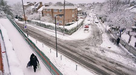 Βρετανία: Κλειστά σχολεία και προβλήματα στους δρόμους από τα χιόνια