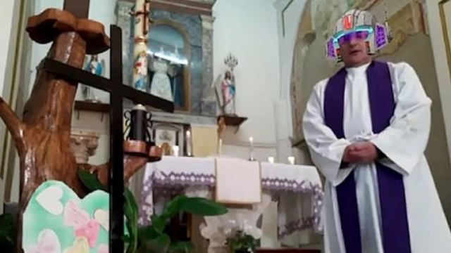 Ιταλία: Ιερέας κάνει live λειτουργία, βάζει κατά λάθος μουστάκια, κράνος, γυαλιά και γίνεται viral [βίντεο]