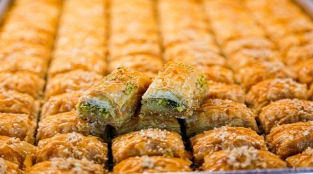 Ένας στους τρεις Έλληνες θεωρεί πως ο μπακλαβάς είναι τουρκικό γλυκό