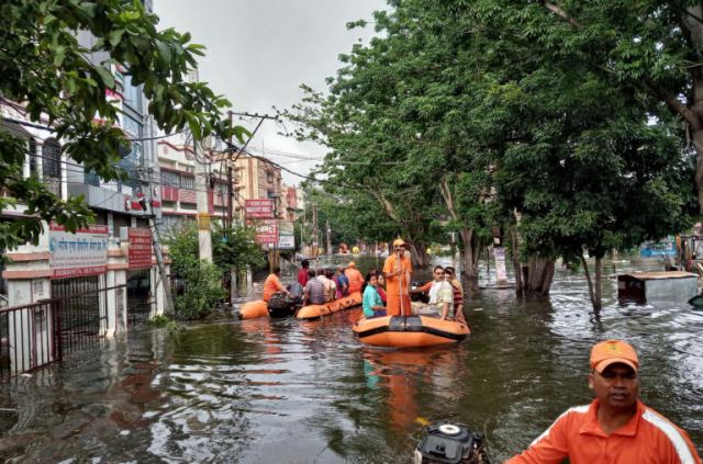 Ινδία: Δεν σταματούν να βρίσκουν πτώματα – 140 οι νεκροί από τις φονικές πλημμύρες [pics]