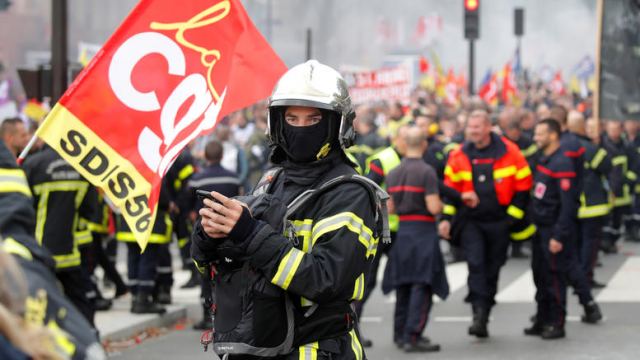 Αστυνομικοί εναντίον πυροσβεστών σε διαδήλωση στο Παρίσι