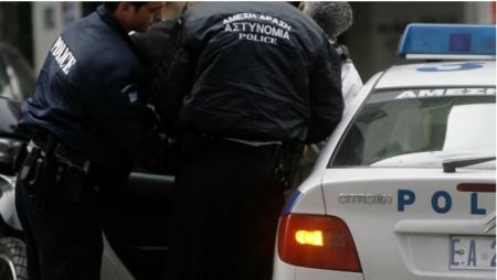 Λέσβος: Έξαλλος οδηγός... επιτέθηκε σε αστυνομικούς, έσκισε τις στολές τους και έσπασε ραντάρ ταχύτητας