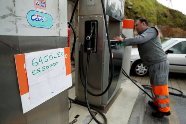 Πορτογαλία: Ουρές στα βενζινάδικα – Απεργούν οι οδηγοί βυτιοφόρων