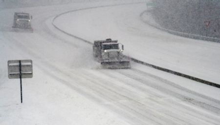 Θύελλα πλήττει τις ΗΠΑ: Προβλήματα στους αυτοκινητοδρόμους και ακυρώσεις πτήσεων από τον χιονιά και τους ανεμοστρόβιλους