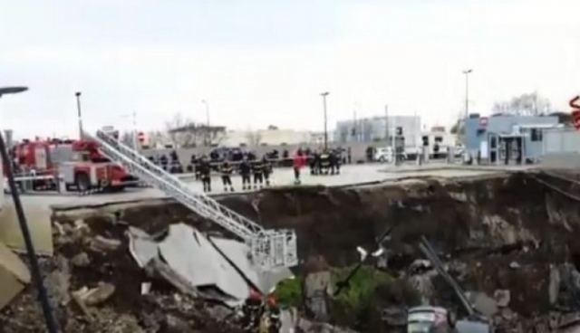 Ιταλία: Τεράστια τρύπα &quot;κατάπιε&quot; οχήματα σε πάρκινγκ νοσοκομείου