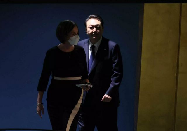 Νότια Κορέα: Απανωτές γκάφες του προέδρου Γιουν – To βρίσιμο με ανοιχτό μικρόφωνο και οι συναντήσεις που… έχασε