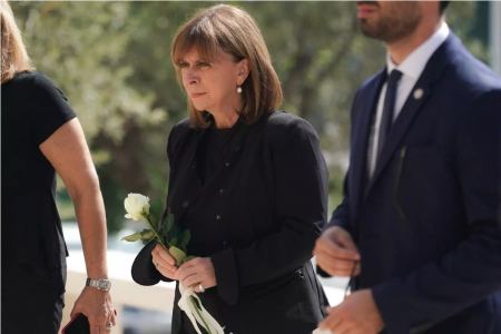 Η Πρόεδρος της Δημοκρατίας Κατερίνα Σακελλαροπούλου στην κηδεία των δύο αδελφών που σκοτώθηκαν στη Λιβύη