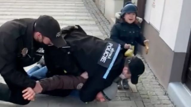 Τσεχία: Απίστευτο περιστατικό αστυνομικής βίας σε πατέρα μπροστά στο μικρό παιδί του (vid)
