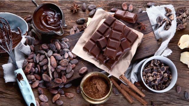 Η σοκολάτα μπορεί να κάνει κάποιον πιο χαρούμενο, αλλά όχι πιο έξυπνο - Τι έδειξε νέα έρευνα
