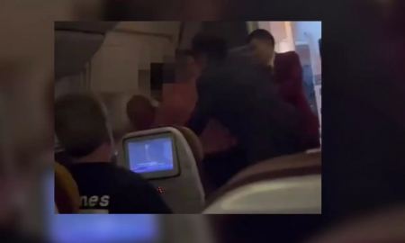 «Κακός χαμός» σε πτήση της Thai Airways – Επιβάτης έσπασε πόρτα τουαλέτας και χτύπησε αεροσυνοδό