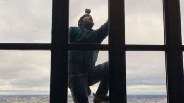 Άνδρας σκαρφαλώνει σε ουρανοξύστη 210 μέτρων χωρίς σκοινιά