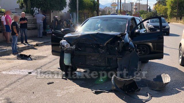 Λαμία: Γερή σύγκρουση αυτοκινήτων σε διασταύρωση με δύο τραυματίες