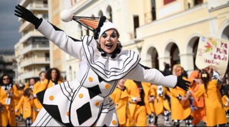Κορυφώνονται οι εκδηλώσεις του καρναβαλιού στην Πάτρα με περισσότερους από 60.000 καρναβαλιστές