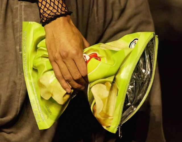Η νέα τσάντα του οίκου Balenciaga μοιάζει με σακούλα από πατατάκια Lay&#039;s και κοστίζει 1.800 δολάρια