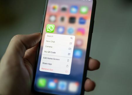 WhatsApp: Πώς να διαβάζετε μηνύματα χωρίς να ανοίξετε τη συνομιλία- Το «κόλπο» που έγινε viral