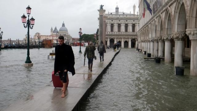 Ξανά κάτω από το νερό η Βενετία, βούλιαξε από τη βροχή (φωτό)
