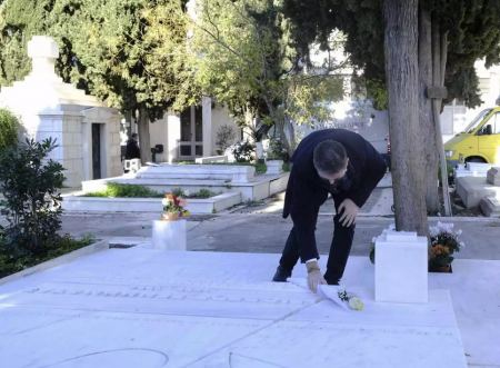 Νίκος Ανδρουλάκης: Ένα λευκό τριαντάφυλλο στο μνήμα της Φώφης Γεννηματά
