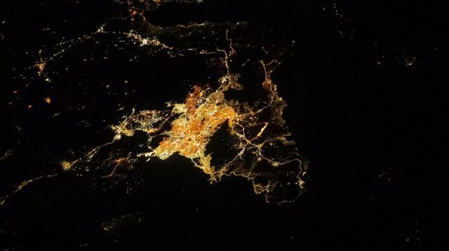NASA: Η Αθήνα τη νύχτα από ψηλά - Φωτογραφία αστροναύτη από τον Διεθνή Διαστημικό Σταθμό