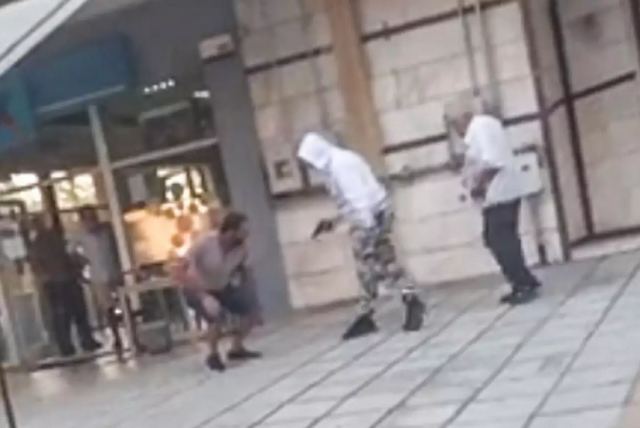 Βίντεο σοκ από τη Θεσσαλονίκη: Με το πιστόλι στο χέρι απειλεί το θύμα του