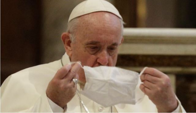 &quot;Κεραυνοί&quot; του Πάπα κατά των αρνητών της μάσκας σε νέο βιβλίο