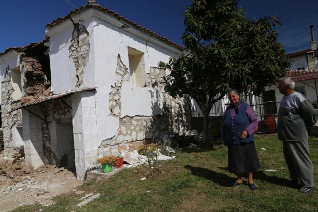 Ζευγάρι ηλικιωμένων στο larissanet.gr: «85 χρόνια τέτοιο σεισμό δεν ξανάδαμε»
