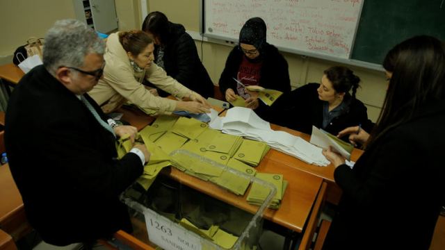 Εκλογές στην Τουρκία: Προηγούνται οι υποψήφιοι του Ερντογάν