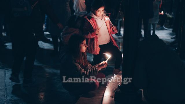 Λαμία: Ένα κεράκι για τους αγγέλους! Σιωπηρή διαμαρτυρία στην πλατεία Ελευθερίας