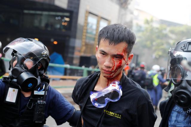 Χονγκ Κονγκ: Η αστυνομία εγκλώβισε διαδηλωτές στην Πολυτεχνική Σχολή και έκανε “ντου”