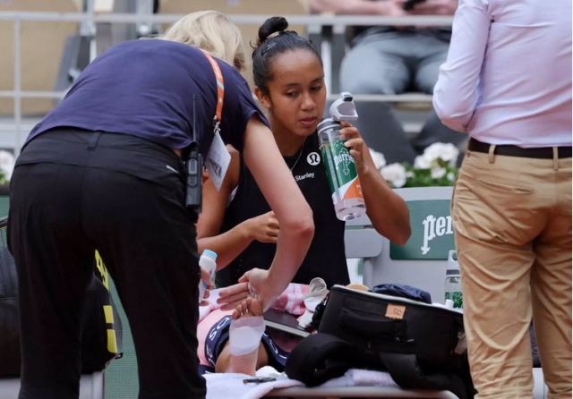 Roland Garros: Συγκλόνισε η 19χρονη Λέιλα Φερνάντεζ που αρνήθηκε να εγκαταλείψει με τραυματισμό